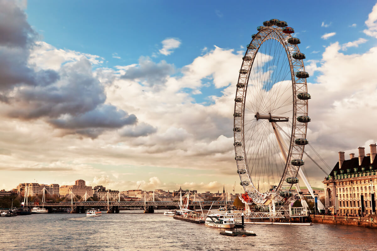 London Eye on a cloudy eveing